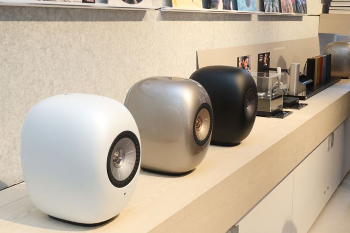 �ʐ^��KEF��HDMI�[�q�t���X�s�[�J�[�uLS LUXE�v�B�{�L���ł́A���̍ŐV���i�̂ق��A���Ђ�HDMI�[�q�t���X�s�[�J�[�𑍗�����