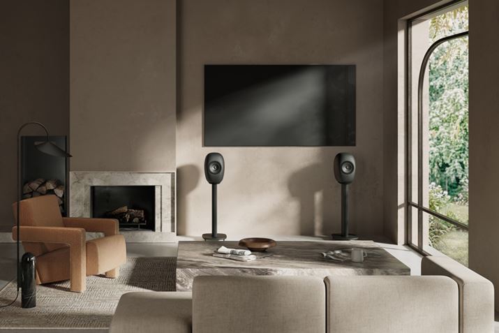 ��p�X�^���h�uS-LUXE Floor Stand�v�͕ʔ���B�P�[�u��������ɉB����\���ɂȂ��Ă���