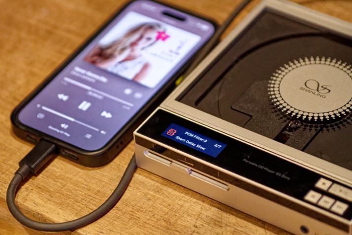 USB DAC�@�\�����邽�߁A�X�}�z��^�u���b�g�Ƃ̒������\�B��y�ɍ������Đ���_������@��