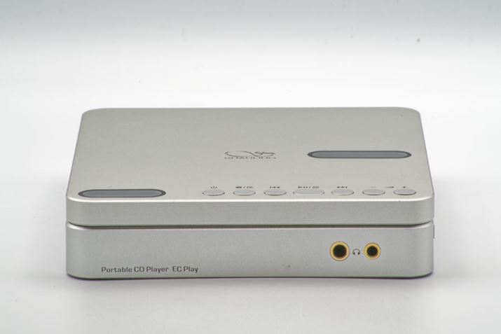 �uEC Play�v�́A�uEC Zero�v������ɃR���p�N�g�ɂ����悤�ȃo�b�e���[����CD�v���[���[�B�������Ƃ��w�b�h�z���o�͂�3.5mm�A4.4mm��2�������