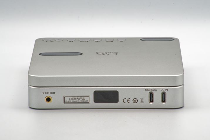 �A�i���O�����o�́i���C���A�E�g�j�͑������Ȃ����̂́AUSB DAC�@�\�p��USB Type-C�A�f�W�^�������o�́i3.5mm�j�𑵂���