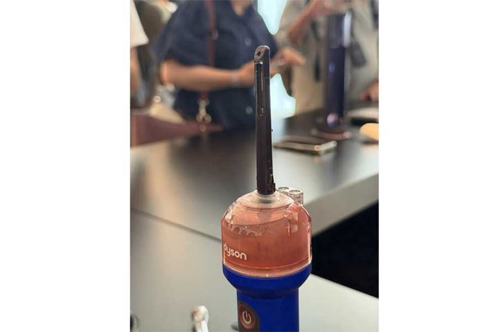 �u���V�w�b�h�����t���鎲�̐�[��1mm�̃J���������ڂ���Ă���Ƃ̂���