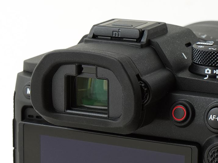 EVF���{�i�I�ȃ~���[���X�J�����Ɠ����̐��\�ƂȂ��Ă��܂�
