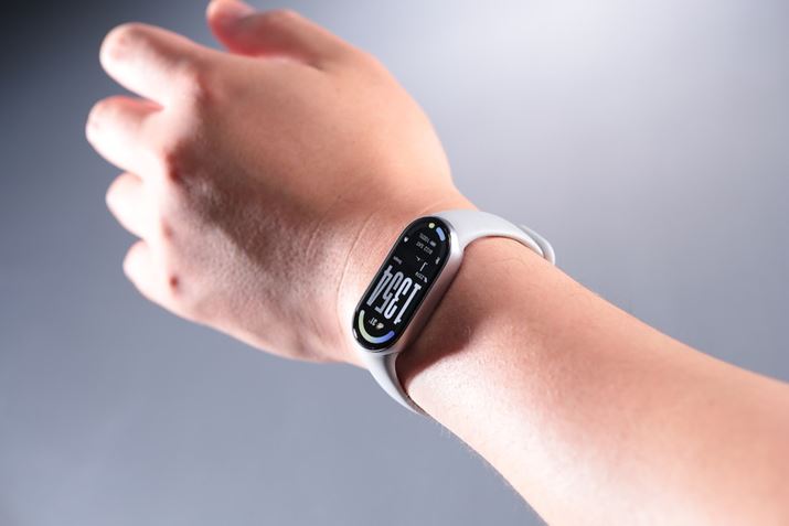 �uXiaomi Smart Band 10�v�́A�ق���2���f���ɔ�ׂăf�B�X�v���C����⏬�Ԃ�Ɍ����A�ł��y�₩�ȑ������������܂����B�����߂ƌ����Ă��A�f�B�X�v���C�̎��F���ɃV���񂹂����邱�Ƃ͂Ȃ��A���₷�������Ȃ��B�������Ǝ��F�����������ꂽ�▭�ȃT�C�Y���ł� 