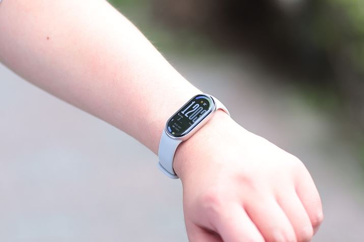 �uXiaomi Smart Band 10�v��1.72�C���`�L�@EL�f�B�X�v���C�́A�^�󕕎~�Z�p�ɂ����2.0mm�Ƃ����ɔ��x�[�����������Ă��܂��B73%�̉�ʐ�L�������܂��āA���F���ɂ�����Ă��܂��B�ő�1500nit�̉��b�������ŁA�Ă̓������̉��ł��A�������F�����ێ����Ă���܂���