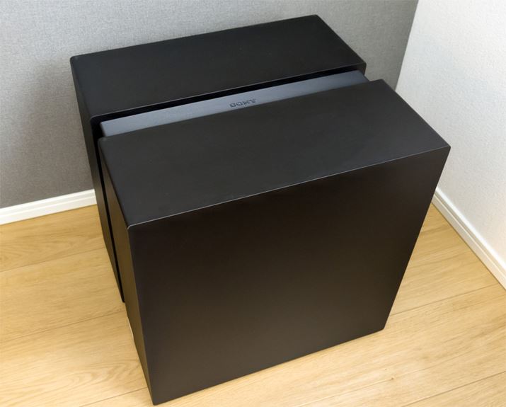 �T�u�E�[�n�[�uBRAVIA Theatre Sub 9�v�B200mm�A���~�j�E���U���h���C�o�[�����������킹��2��ڂ���B�A���v�͍ő�600W�Ƃ������o�͂����A�Ό��z�u���ꂽ�h���C�o�[���݂��̕s�v�ȐU���𑊎E���邱�ƂŁA�L���r�l�b�g�̗h���}���Ă���B�T�u�E�[�n�[�ɂ͖{�@�̂ق��uBRAVIA Theatre Sub 8�v����сuBRAVIA Theatre Sub 7�v���ڑ��\��