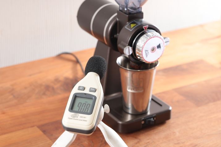 �^�]�����C�ɂȂ�Ƃ���B����40.2dB�̎����Ŏg�p�����Ƃ���A����҂��Ă���Œ��̑���l�́A�ő�90.8dB�B����Ȃ�ɑ傫�ȉ������܂����A��ʓI�ȓd���R�[�q�[�~���Ɣ�ׂē��ʑ傫���킯�ł͂���܂���
