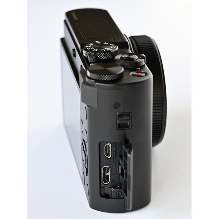 �O���C���^�[�t�F�C�X�Ƃ��āAUSB Type-C�[�q�i�o�b�e���[�[�d�p�j��HDMI Type-D�iMicro HDMI�j�[�q�𓋍�