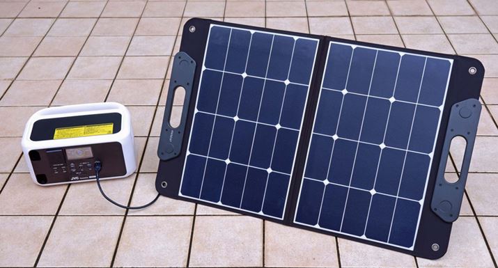 �ʔ��̃\�[���[�p�l���ŏ[�d���Ă���V�[���B�V��ɍ��E����邪�|�[�^�u���d���̒ǉ��[�d�ɂ͌������Ȃ�