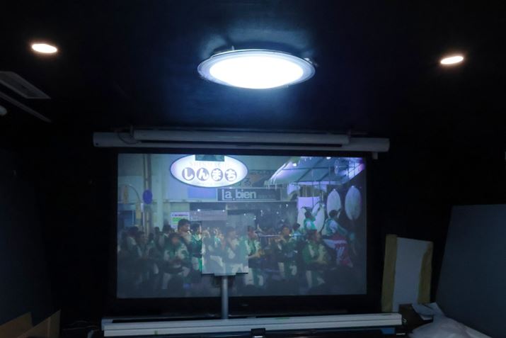 ���[�J�[�̈ꎺ�Ŗ�����������܂܁u�u���b�N�V���C���v�������B�v���W�F�N�^�[�̓r�N�^�[�uDLA-Z5�v���B��ʒ����t�߂ɂ͏������؂�o������ʓI�ȁu�g�U�^�v�}�b�g�X�N���[���̖��ʂ�ݒu���A��r�����݂�