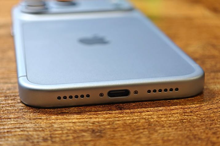 ��ʂ�USB-C�|�[�g��z�u�B�������eSIM��p�݌v�ƂȂ��Ă���A����SIM�X���b�g�͓��ڂ���Ă��܂���