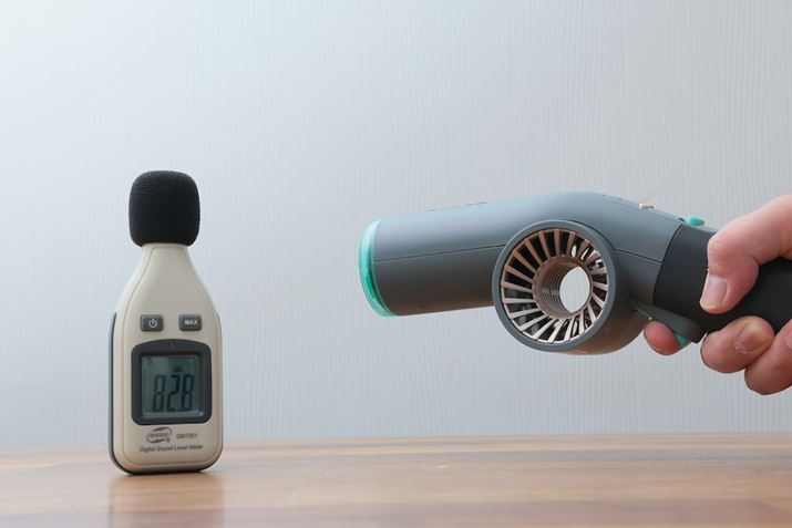 �f�V�x���v�ɕ\�����ꂽ��82.8dB�Ƃ������l�͒n���S�̃z�[���t�߂��炢�̑������x���ɂ�����܂����A�^�]���͎��Ɏh����悤�ȍ����ł͂Ȃ��A�s�����͂���܂���