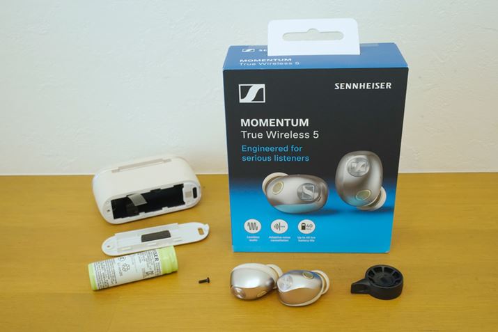 �uMOMENTUM True Wireless 5�v�̃P�[�X��ʂ��O���ƁA�ȒP�Ƀo�b�e���[�����o�����B���Ƃ͌����p�o�b�e���[���w�����A����ւ���΂悢�Ƃ����킯��