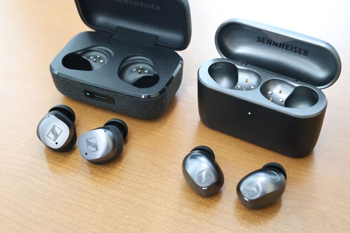 �����]�����f���uMOMENTUM True Wireless 4�v�B�[�d�P�[�X�͏]�����c���^���^�ɍ��V����A�|�P�b�g�Ɏ��܂�₷���Ȃ����B�C���z���{�̂����^������Ă���̂��킩�邾�낤