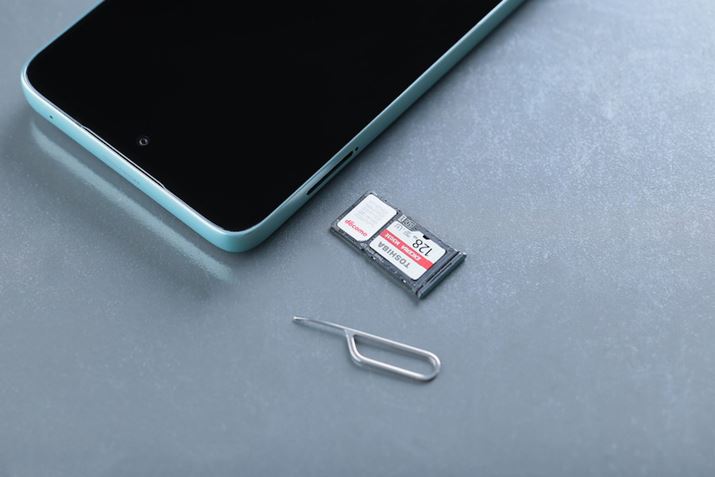 SIM�X���b�g�̊J��SIM�s���ōs���܂��BmicroSD�������[�J�[�h�i�ő�2TB�܂Łj�ɑΉ����Ă���̂ŁA�X�g���[�W�s���̐S�z�͂���܂���
