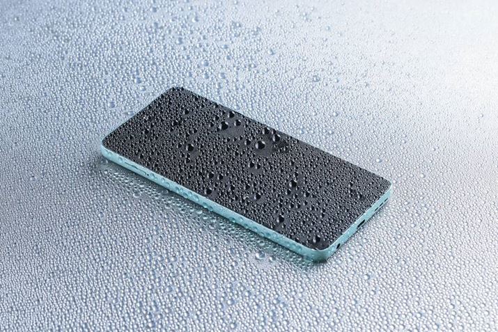 IP68/IP69�̖h���h�o���\�ɉ����A�uMIL-STD-810H�v�����̑ϋv���������Ă��܂��B�f�B�X�v���C�ɂ́uCorning Gorilla Glass 7i�v���̗p���Ă���A������C�菝�ɂ������݌v�B�A�E�g�h�A�␅��ł̎g�p���ɂ����S��������܂���
