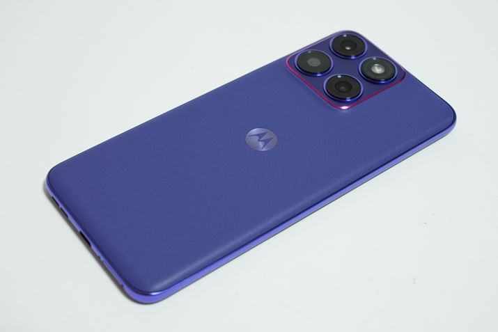 7000mAh�̑�e�ʃo�b�e���[�𓋍ڂ��Ȃ��甖���Čy���{�f�B�������B�ő�68W�̋}���[�d�ɂ��Ή����Ă��܂�