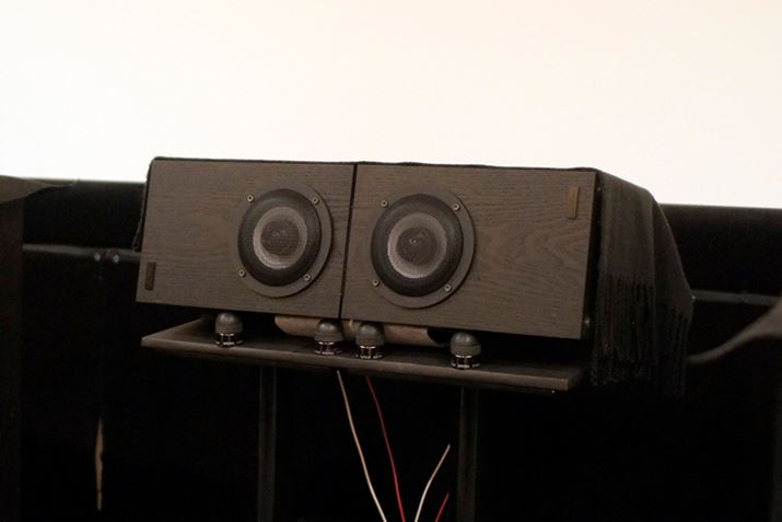 �Z���^�[�X�s�[�J�[�ɂ�BWV�́uH-1�v��2��p�������Őڑ��B�����[�q�ɃX�s�[�J�[��2��ڑ�����̂́A�{����������Ă��Ȃ����Ƃɂ͒��ӁB�A���v�ɕ��ׂ������肷���邩�炾�B������̏o�͉������x�����uH-2�v�Ɠ���81dB/W/m