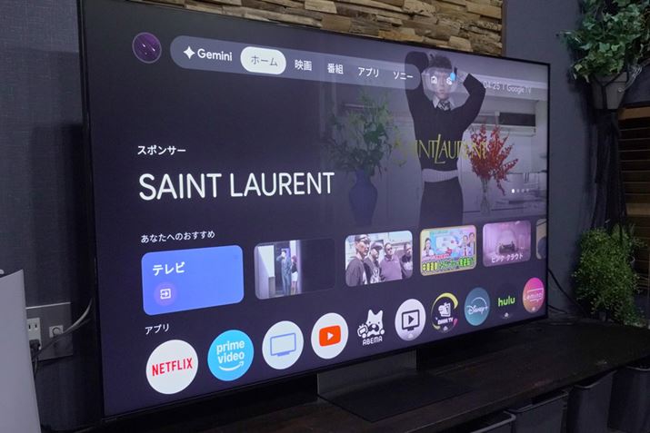 OS��Google TV�B�l�b�g����Ƃ̐e�a���������݌v�ŁA���RAmazon�v���C���E�r�f�I��Netflix�AYouTube�Ȃǂ��Đ��\