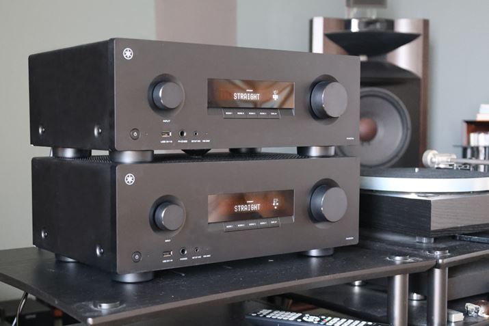 5ch�A���v�����̒�@�uRX300A�v�i���j�́A�o�[�`������Dolby Atmos���y���߂����@�BBluetooth�ڑ��ł̉��y�Đ����\�B�����ۂ��́uRX500A�v�́A7ch�A���v�����Ń��A���X�s�[�J�[�ɂ��Dolby Atmos�Đ����\�Ȃق��A�l�b�g���[�N�I�[�f�B�I�v���[���[�Ƃ��Ă����p�ł���