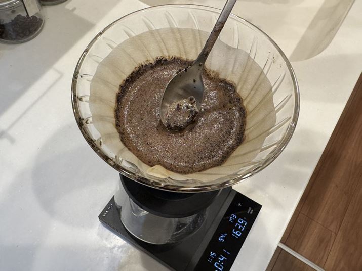 �R�[�q�[��12�O�����𒆔҂��ɂ��A�Z�Ў��h���b�p�[�ɓ����B90�x�̂�����160ml�����ŁA����̂����͂��������A2����ɃX�C�b�`���������Ĉ�C�ɗ��Ƃ������œ��ꂵ�܂���