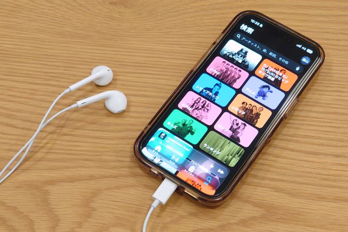 iPhone��USB-C�C���z���𒼑}�����A���y�R���e���c��YouTube����A�Q�[���ȂǂŎ��ۂɎg�p���ĕ]�����s���܂����B�Ȃ��A�f�ڂ��Ă���}�C�N���^�����́A�󒲂����삵�Ă����r�I�Â��ȕ����ƊX���̎G���̉��𗬂�����Ԃ�iPhone�̃{�C�X�����ɂĘ^���������̂ɂȂ�܂�