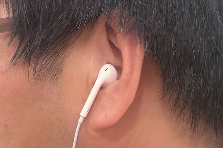 �A�b�v���uEarPods with USB-C�v�𑕒������Ƃ���