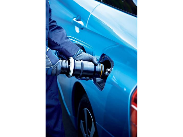 RƂȂ鐅f͐fXe[VōsB1񂠂̐f[UԂ3xŁAs͖650km