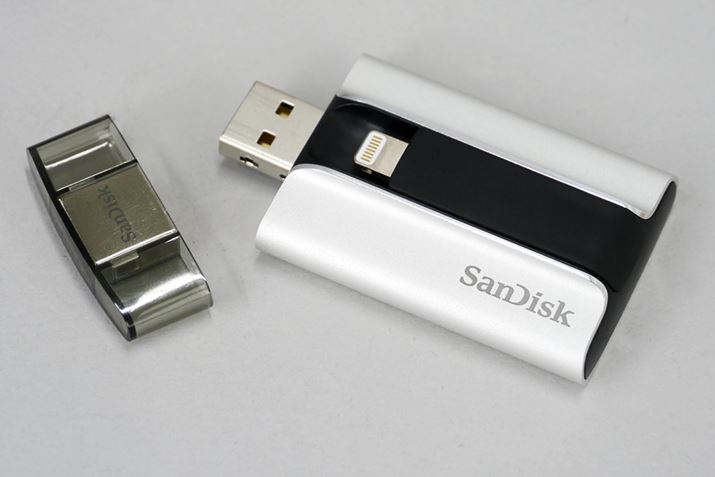 USB2.0RlN^[ɂ̓LbvĂBLightningRlN^[͒̍ŁA[q͂ނo