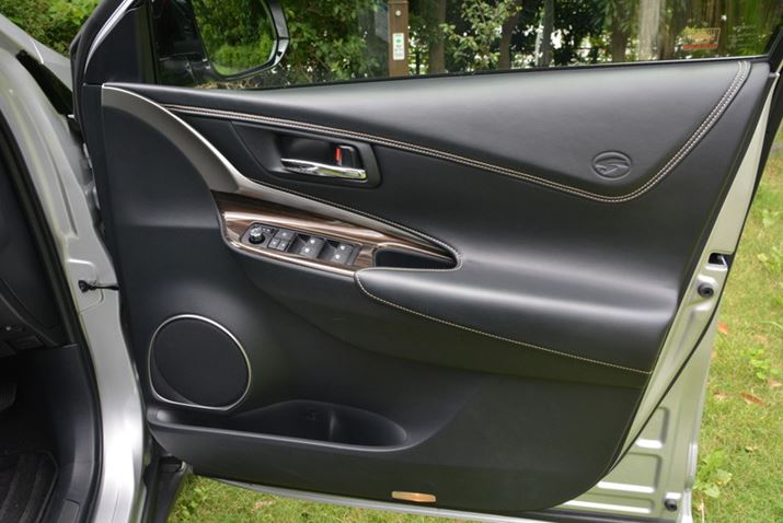 hAg̒ƋȐgݍ킹fUCIB\ɂ͊vfނgp