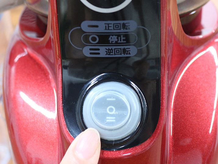 �쓮�X�C�b�`�́u�|�v�������āA��]���n�܂����̂��m�F���Ă���ޗ��𓊓�����