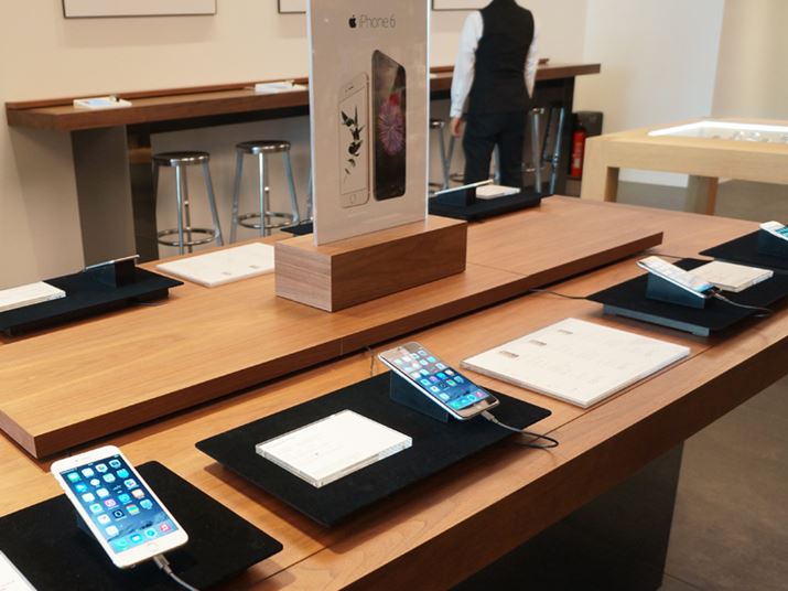 ӉƓdŎ舵X}[gtH́Â݂ƂiPhonê݁BLA͊eЂIԂƂł