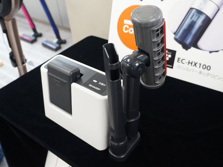 �A�^�b�`�����g�́A�[�d��̉��Ɏ��[�ł���悤�ɂȂ��Ă���