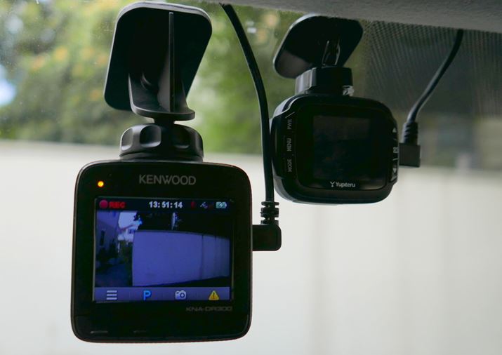 �w�ʂ�2.4�C���`�t���𓋍ځB�E�̓��s�e���uDRY-mini�v