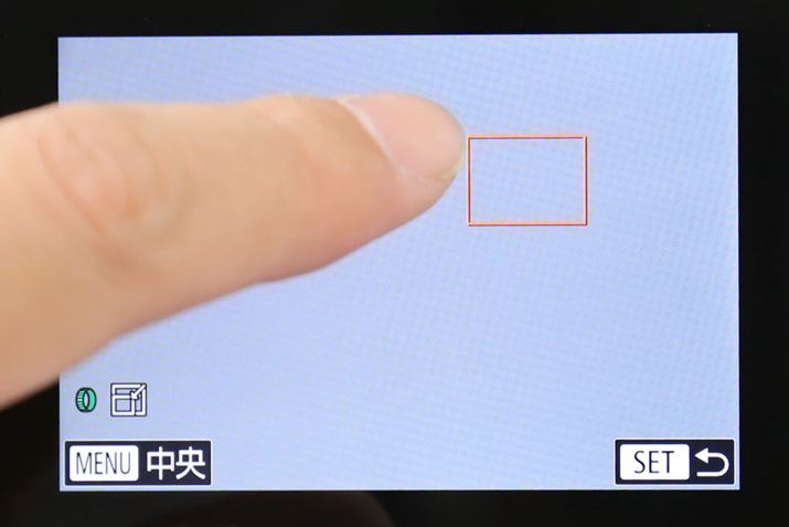 PowerShot G7 X�́A�^�b�`�t�H�[�J�X�ɑΉ��B�^�b�`����Ńs���g�����킹�����ʒu�����R�ɕύX�ł���