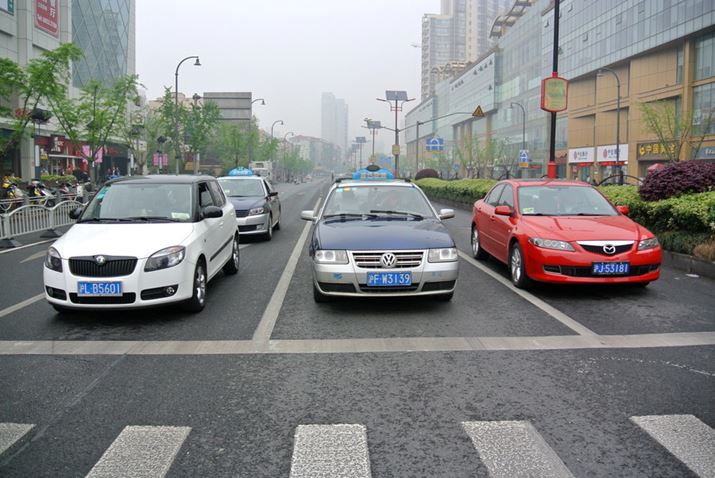 �����̓��H�ł́A�����ԁA���ĎԁA���{�ԂȂǁA���܂��܂ȃu�����h�̃N���}�����邱�Ƃ��ł���