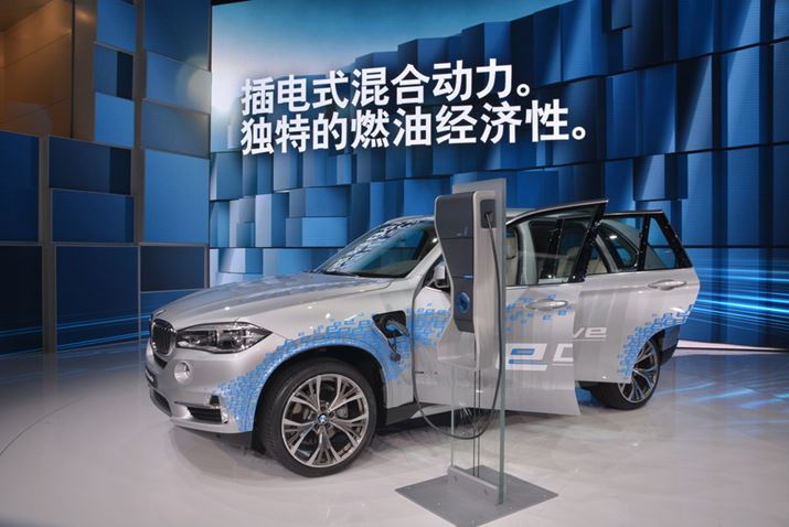 BMW��SUV�̃v���O�C���n�C�u���b�h�ԁAX5 xDrive40e��W��