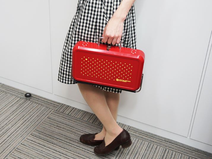 dʂ1.8kgƂȂĂBA^bVFP[X̂悤Ɏ肪tĂA^тNN