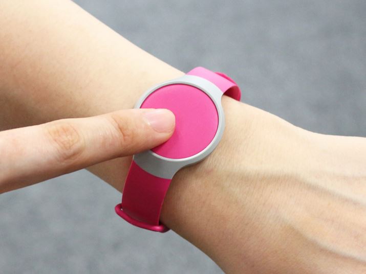 �{�̂̒����������ƁALED���C�g���_�����āu�����ʂ̒B�����v�A�Â��āu�����܂��Ȍ��ݎ����v��\������