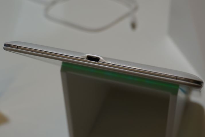 125ij×214ij×7.9ijmmŁAdʂ͖298gibljBmicroUSB|[g̓LbvXł