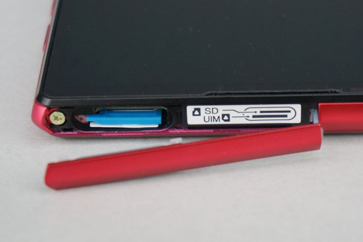 SIMJ[hmicroSD[J[hXbg̓{fBʂ̃LbvɔzuĂ