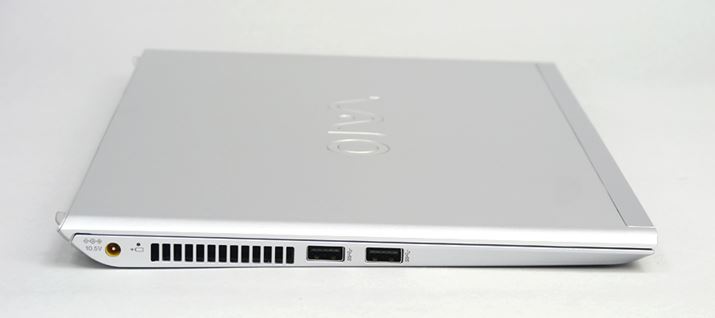 �����ʂ�USB3.0�[�q��2�������B�O�ʂƔw�ʂɊO���C���^�[�t�F�C�X�͂Ȃ�