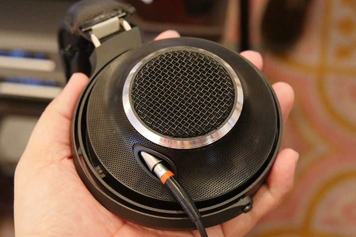 nEWO͍A~jEɂȎdオBP[u͒EƂȂĂ