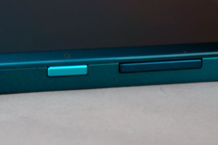 �{�f�B��ʂ́u�w�b�h���C���v�⑤�ʂ̃{�^���Ȃǂɋ����p�[�c���g���Ă��邪�A��{�I�ɂ͎������̃{�f�B