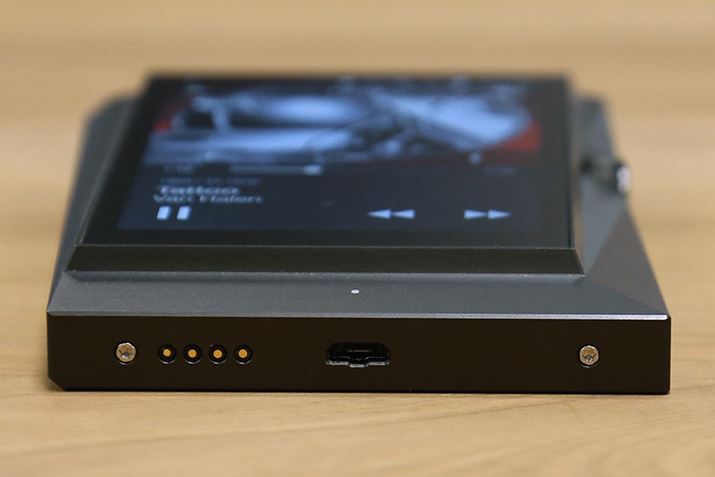 ʂɂ́AmicroUSBRlN^Ap̎Ӌ@p4sCAEgĂ