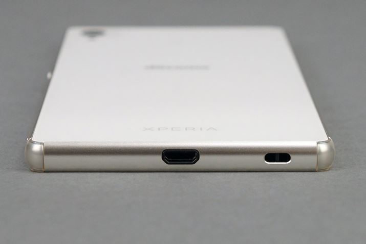 microUSB|[gɃLbvXꂽBLbv̔jCɂɁAhEho{fBێł