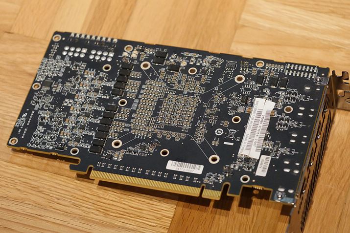 GPU_CɎHBMɂA܂ŊɔzuĂDRAM`bvȂȂĂ邱Ƃ킩