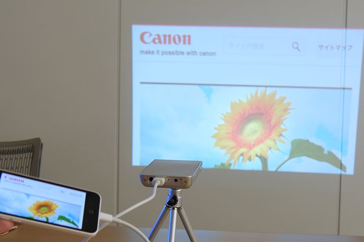 �O�r�ɌŒ肵��iPhone�̉f�����~���[�����O�B�ʔ���Apple����HDMI�ϊ��P�[�u�����g�p���Ă���