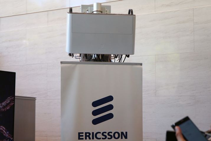 �����炪���̊�n�ǁB����̃f���ł͕ϒ�������LTE�Ƌ��ʂ�OFDM���g���Ă���