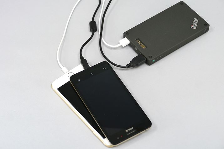 2USB|[giv5V/2.1A)ĂAX}[gtHȂǂ̃foCX2䓯ɏ[dł